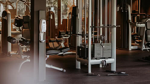 [Translate to English:] Der Fitnessraum im Hotel Gmachl mit diversen Sportgeräten