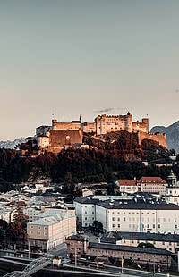 Die Stadt Salzburg mit der Burg Hohensalzburg am Abend
