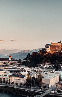 Die Stadt Salzburg mit der Burg Hohensalzburg am Abend