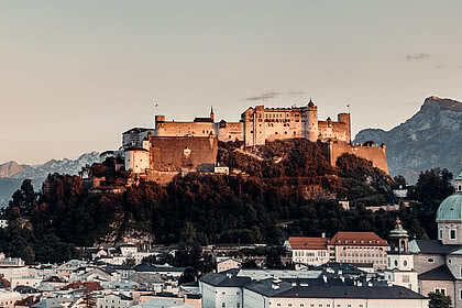 Die Stadt Salzburg mit der Burg Hohensalzburg am Abend