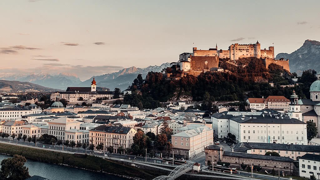 Die Stadt Salzburg mit der Burg Hohensalzburg am Abend