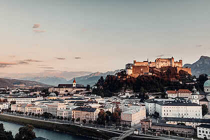 Die Stadt Salzburg mit der Burg Hohensalzburg am Abend