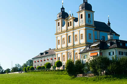Die Wallfahrtskirche Maria Plain auf einer grünen Wiese