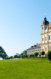 Die Wallfahrtskirche Maria Plain auf einer grünen Wiese