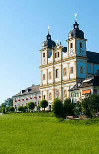 Die Wallfahrtskirche Maria Plain auf einer grünen Wiese