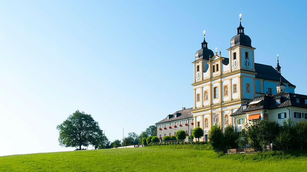 Die Wallfahrtskirche Maria Plain auf einer grünen Wiese