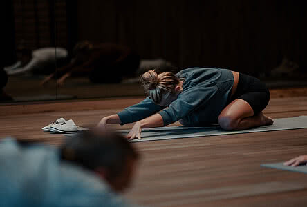 Eine Frau in einer Yogaposition Genussdorf Gmachl in Bergheim bei Salzburg