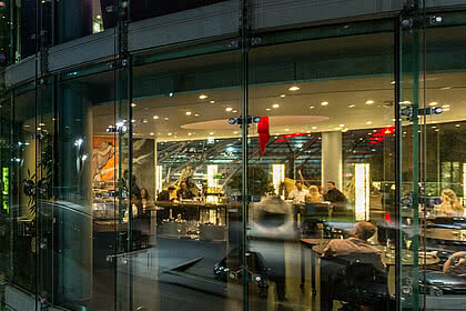 Modernes, architektonisches Gebäude mit Restaurant Ikarus im Hangar7 in Salzburg