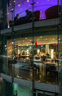 Modernes, architektonisches Gebäude mit Restaurant Ikarus im Hangar7 in Salzburg
