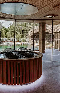 Ein Blick in das Innere der Teichsauna im HangSPA im Genussdorf Gmachl in Bergheim bei Salzburg