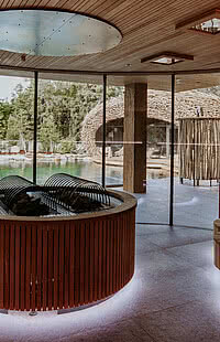 Ein Blick in das Innere der Teichsauna im HangSPA im Genussdorf Gmachl in Bergheim bei Salzburg