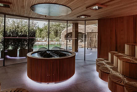 Ein Blick in das Innere der Teichsauna im HangSPA im Genussdorf Gmachl in Bergheim bei Salzburg