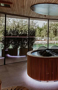 Ein Blick in das Innere der Teichsauna im HangSPA im Genussdorf Gmachl in Bergheim bei Salzburg