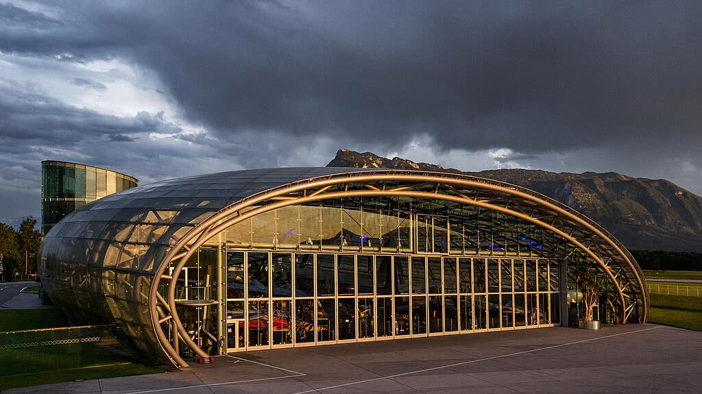 Futuristisches Gebäude Hangar 7 mit renommierten Restaurant Ikarus
