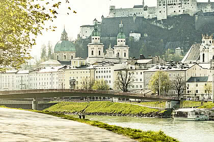 Promenadenweg entlang der Salzach mit Blick auf die Festung Hohensalzburg und die Altstadt