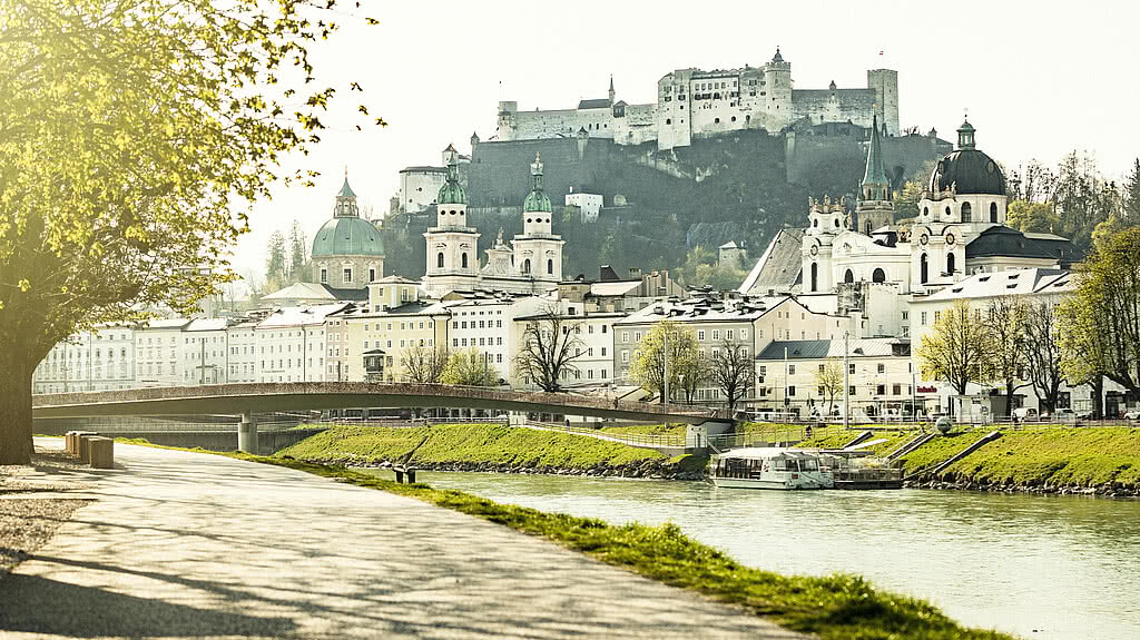 Die Burg Hohensalzburg über der Altstadt