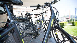 [Translate to English:] Ein Leihfahrrad vor dem Hotel Gmachl