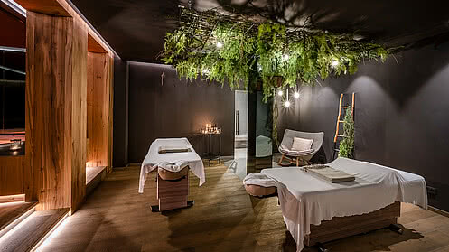 [Translate to English:] Der Massagebereich mit Massageliegen und Pflanzen