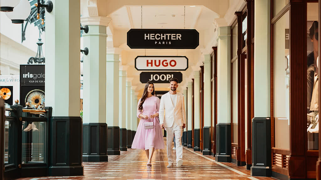 Innenansicht Designeroutlet Salzburg mit Glasdach und hellem Ambiente