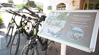Ein Leihfahrrad vor dem Genussdorf Gmachl in Bergheim bei Salzburg