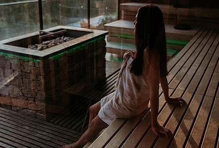 Frau in Panoramsauna im DachSPA im Genussdorf Gmachl in Bergheim bei Salzburg