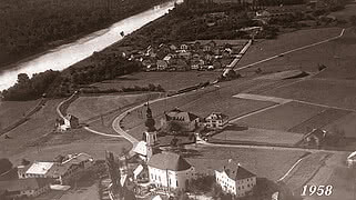 [Translate to English:] Eine Luftaufnahme aus dem Jahre 1958 von der Kirche Maria Plain