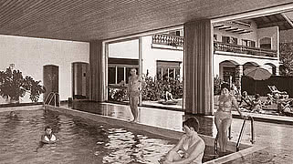 [Translate to English:] das alte Schwimmbad mit Badegästen von dem Hotel Gmachl