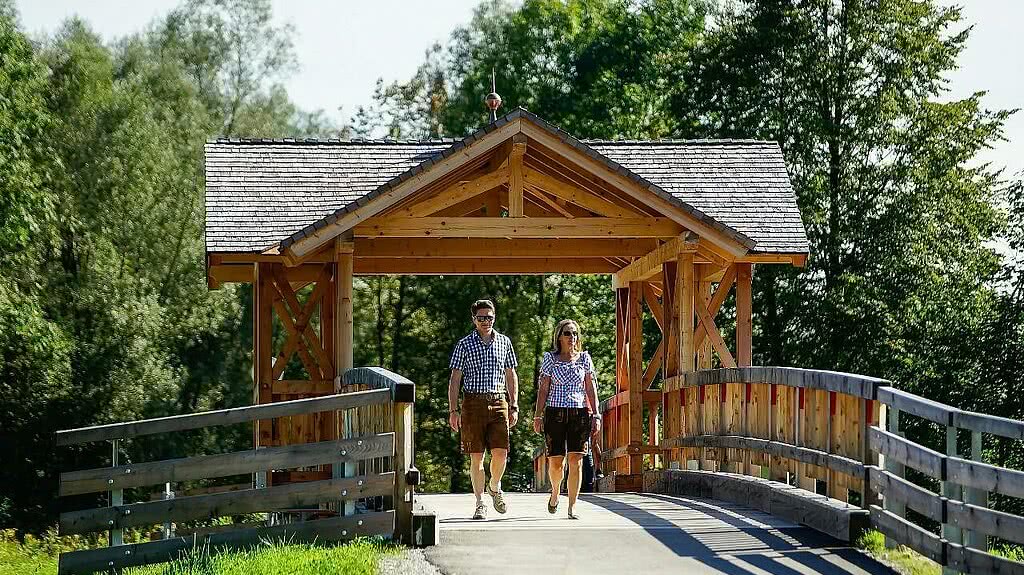 Neue Brücke über die Fischach im Urlaub im Wellnesshotel Gmachl Bergheim bei Salzburg